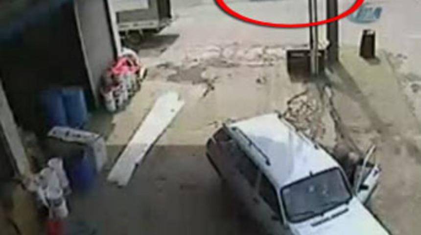 Minib&uuml;s&uuml;n altında kaldı!