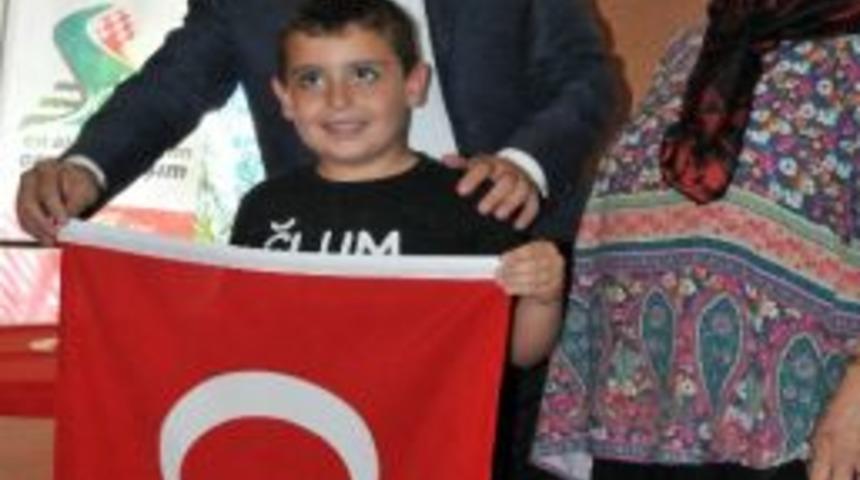 Yalova'da Bayrak Dağıtımı