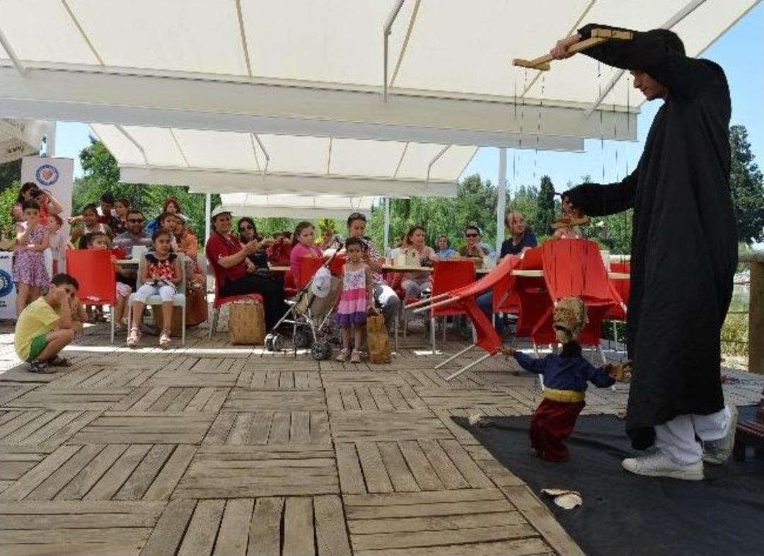 &Ccedil;&ouml;lyaklı &Ccedil;ocuklara Pasta S&uuml;rprizi