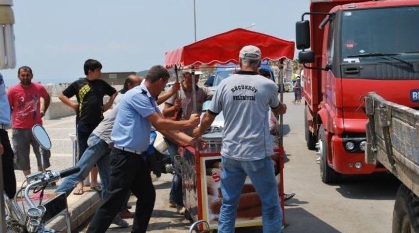 K&uuml;&ccedil;&uuml;kk&ouml;y Belediyesi İzinsiz Seyyar Tezgahları Affetmiyor