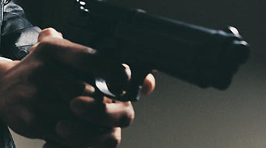 Eşini markette vurdu