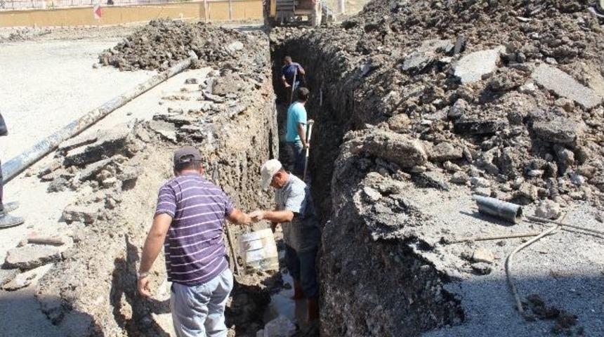 Edremit &Ccedil;evre Yolu Civarında İ&ccedil;me Suyu Hattı Yenileniyor