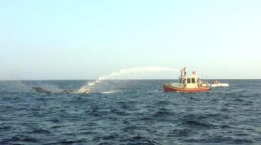 G&ouml;cek'te 10 Metrelik S&uuml;rat Teknesi Yanarak Battı