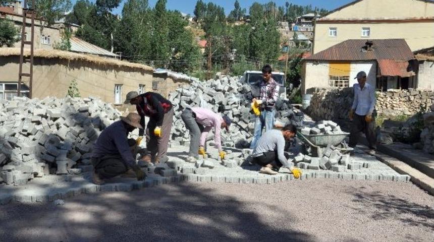 Y&uuml;ksekova&rsquo;da Kilitli Parke Taşı D&ouml;şeme &Ccedil;alışmaları