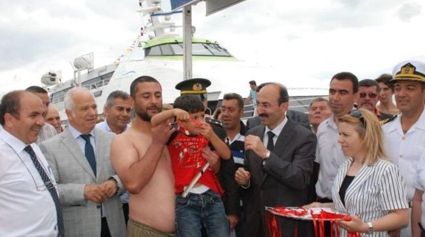 Yağlı Direğin Ucundaki Bayrağı Almak İ&ccedil;in Yarıştılar