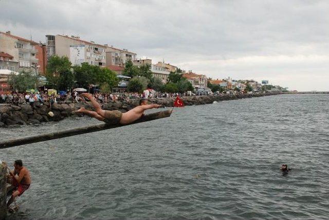 Yağlı Direğin Ucundaki Bayrağı Almak İ&ccedil;in Yarıştılar 1