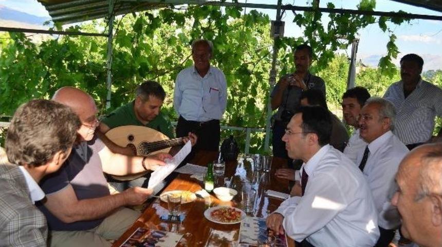 Bakan Coşkun Ve Ve Kemav Vakfı Y&ouml;neticileri Gazeteci &Ouml;zsoy&rsquo;un Bah&ccedil;esinde Buluştular