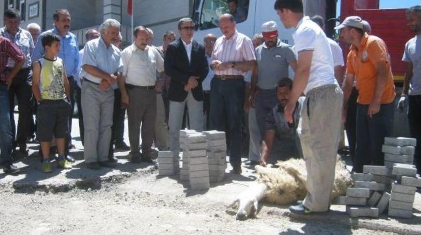 S&uuml;mer Mahallesinde İlk Parke Dualarla Konuldu