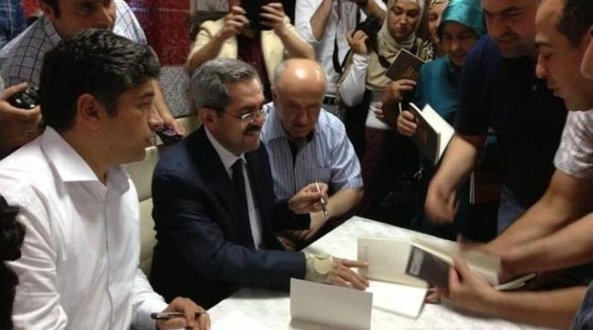 &Uuml;n&uuml;var Kitabını Kimsesiz &Ccedil;ocuklar Yararına İmzaladı