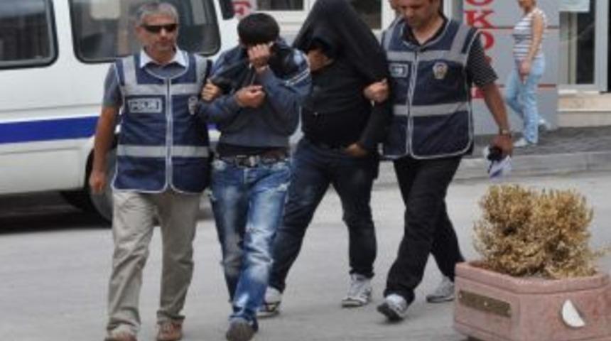 &Ccedil;aldıkları Kıyafetlerle Ka&ccedil;amadan Yakalandılar