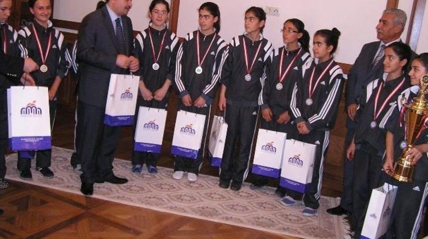 Vali, T&uuml;rkiye Birincisi Halk Oyunları Ekibini Kabul Etti