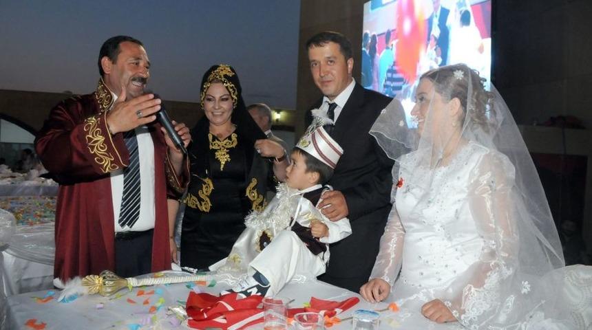 Etimesgut&rsquo;ta S&uuml;nnet Ve Nikah Sevinci Bir Arada Yaşandı