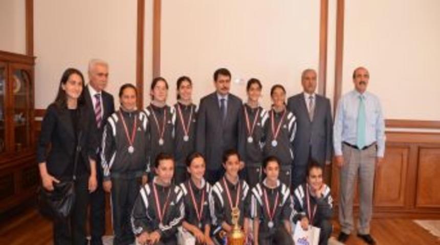 T&uuml;rkiye Şampiyonu Halk Oyunları Ekibi, Malatya Valisi Şahin'i Ziyaret Etti