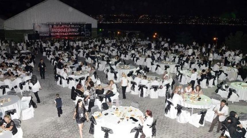 Siyah Beyaz Gece&rsquo;de Rengarenk Coşku