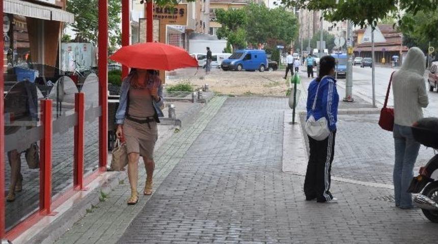 Kısa S&uuml;re Yağan Yağmur Serinletti