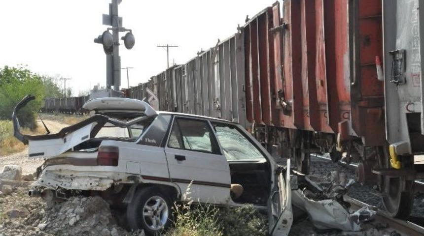Akşehir'de Y&uuml;k Treni İle Otomobil &Ccedil;arpıştı: 1 Yaralı