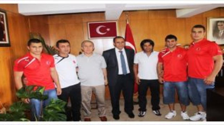 Boks milli takımından rekt&ouml;re ziyaret