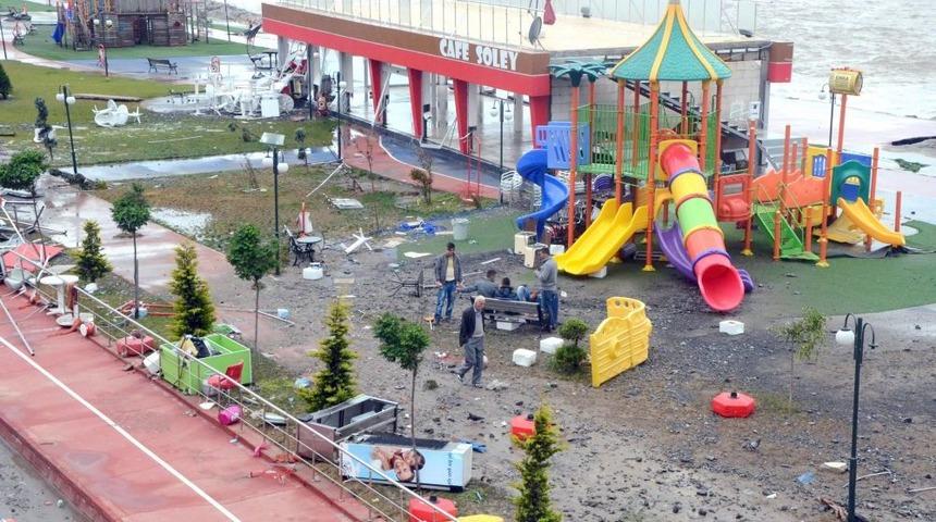 Zonguldak'ta Şiddetli Fırtına, Kafeterya Ve Parkı Kullanılamaz Hale Getirdi
