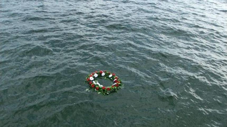 Deniz Şehitlerinin Anısına Denize Plastik &Ccedil;i&ccedil;ek Bırakıldı