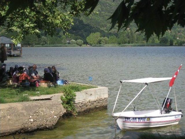 Yaz Ortasında Gelen Serinlik G&ouml;lc&uuml;k&rsquo;e Sonbaharı Yaşattı 1