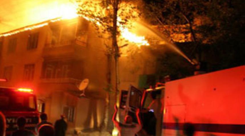 Hakkari'de eylemciler bina yaktı