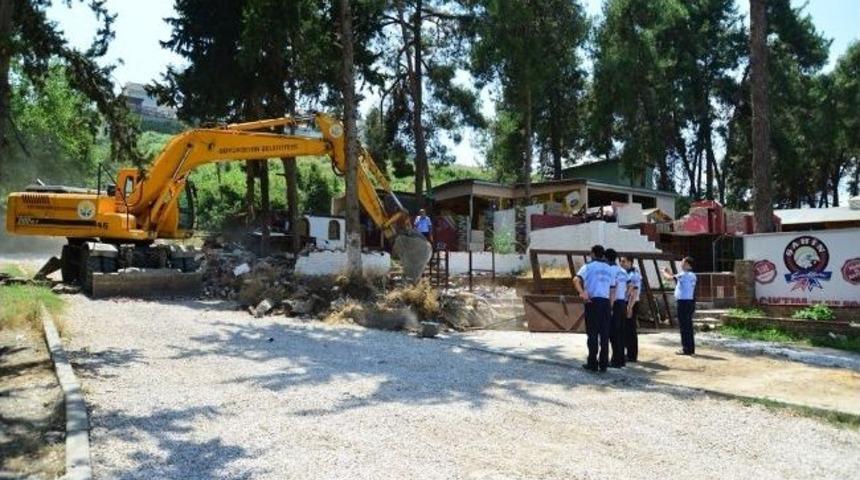 Adana'da Mevzuata Aykırı Yapılar Yıkılıyor