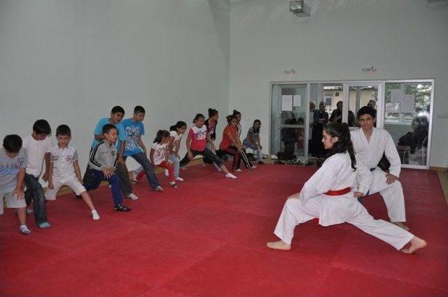 Düzce’de Yaz Spor Okulları Karate Kursu Başladı