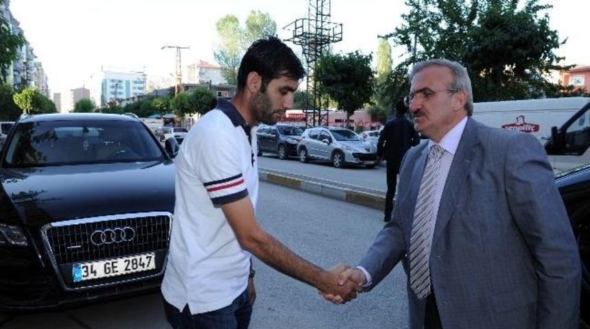 Vali Karaloğlu&rsquo;ndan İzgi Ailesine Taziye Ziyareti