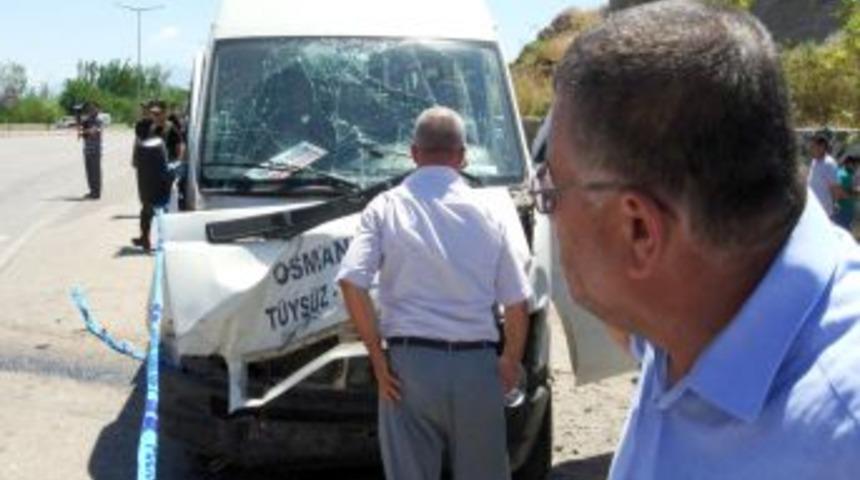 Yolcu Minib&uuml;s&uuml; Ile Otomobil &Ccedil;arpıştı: 1 &Ouml;l&uuml;, 13 Yaralı