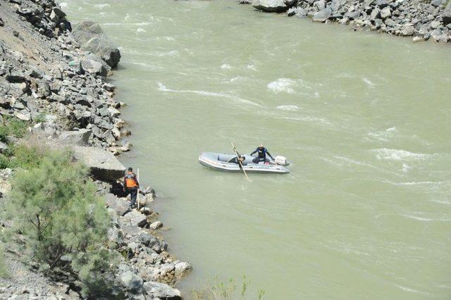 Otomobille Çoruh Nehri'ne Düşerek Kaybolan Kişiler