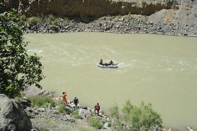 Otomobille Çoruh Nehri'ne Düşerek Kaybolan Kişiler