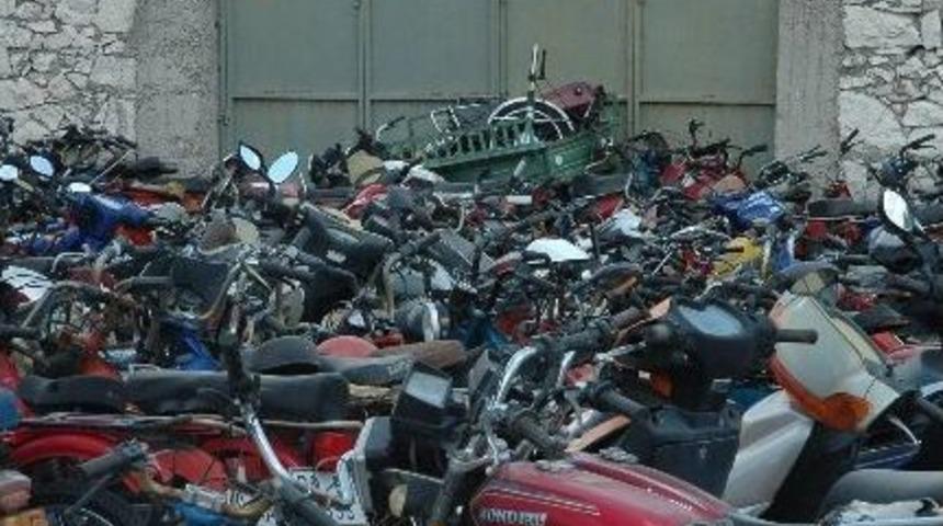 Otoparklar Adeta Motosiklet Mezarlığı Gibi