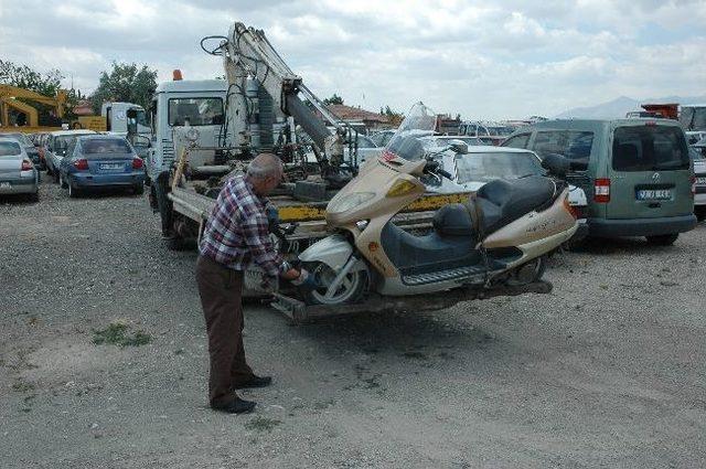 Otoparklar Adeta Motosiklet Mezarlığı Gibi