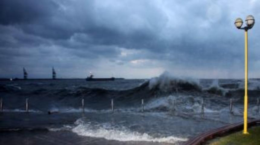 Boyu 5 Metreyi Bulan Dalgalar Kıyıyı D&ouml;vd&uuml;