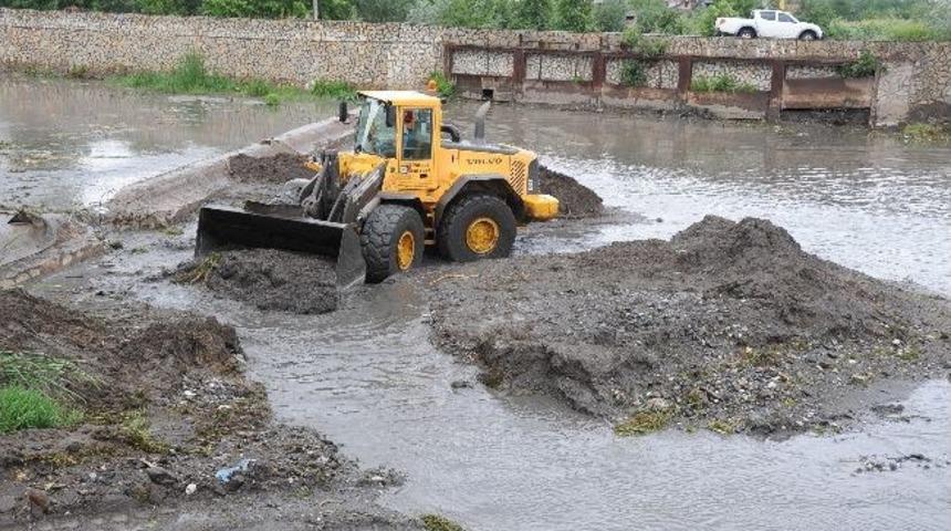 Başiskele'de &Ccedil;akıl Ve Kumlar Temizleniyor