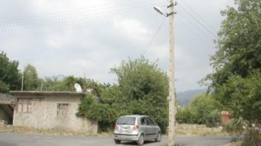 Yol Ortasında Kalan Direk Tehlike Sa&ccedil;ıyor