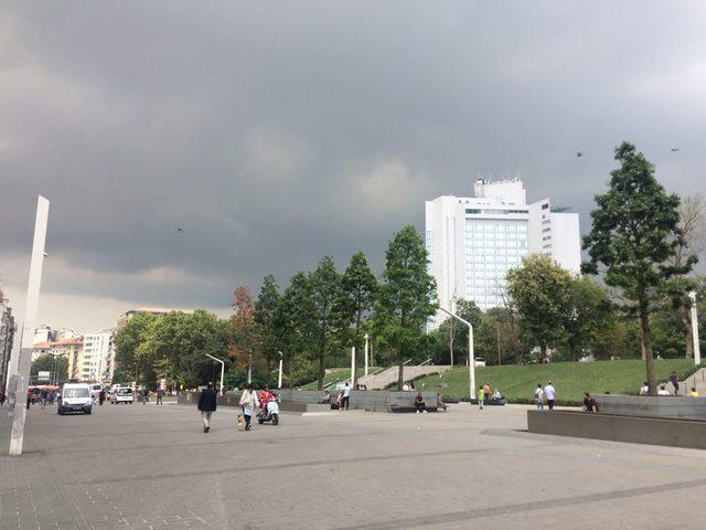 İstanbul'da kara bulutlar ve yağmur (1 )