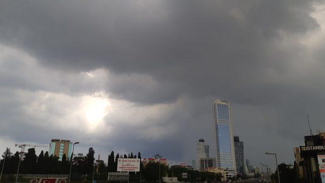 İstanbul'da kara bulutlar ve yağmur (1 )