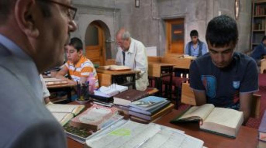 Erzurumlu Hafız, G&uuml;nde 5 Saat Kuran Okuyarak T&uuml;rkiye Finaline Hazırlanıyor