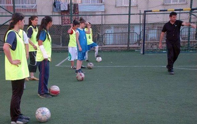 Siirt Bayan Futbol Takımı 'genç Kızlar Şampiyonası'nda 2. Oldu