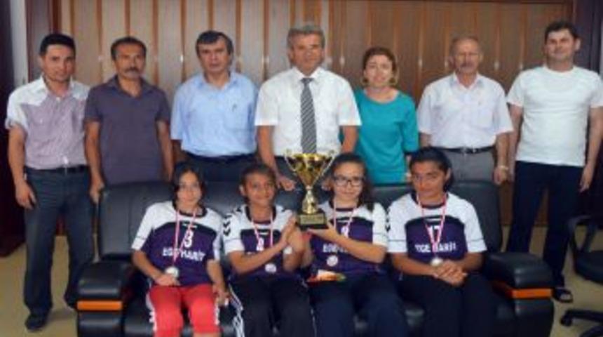 Acıpayam Minik Kızlar Hentbol Takımı T&uuml;rkiye &Uuml;&ccedil;&uuml;nc&uuml;s&uuml; Oldu