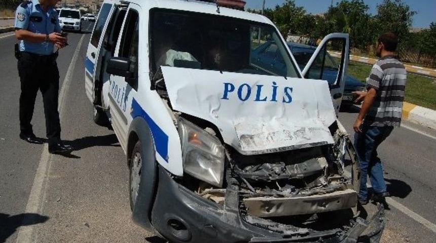 Polis Aracı Kaza Yaptı: 2 Yaralı