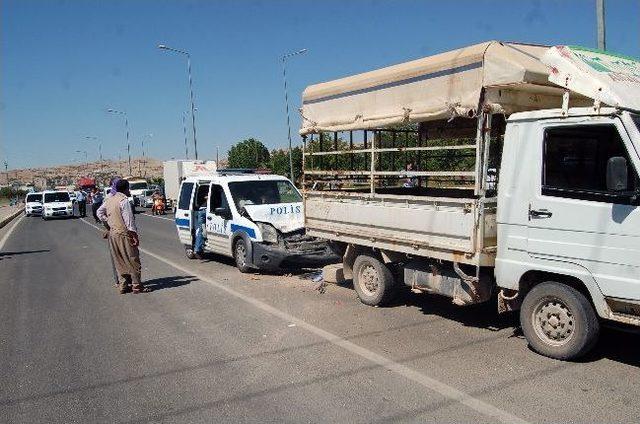 Polis Aracı Kaza Yaptı: 2 Yaralı