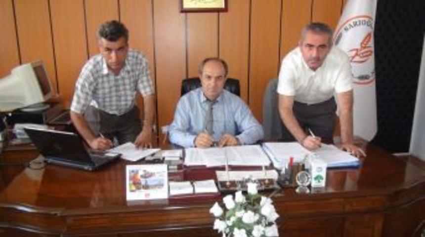 Sarıoğlan Ve Elbaşı Belediyelerinde S&ouml;zleşme Sevinci