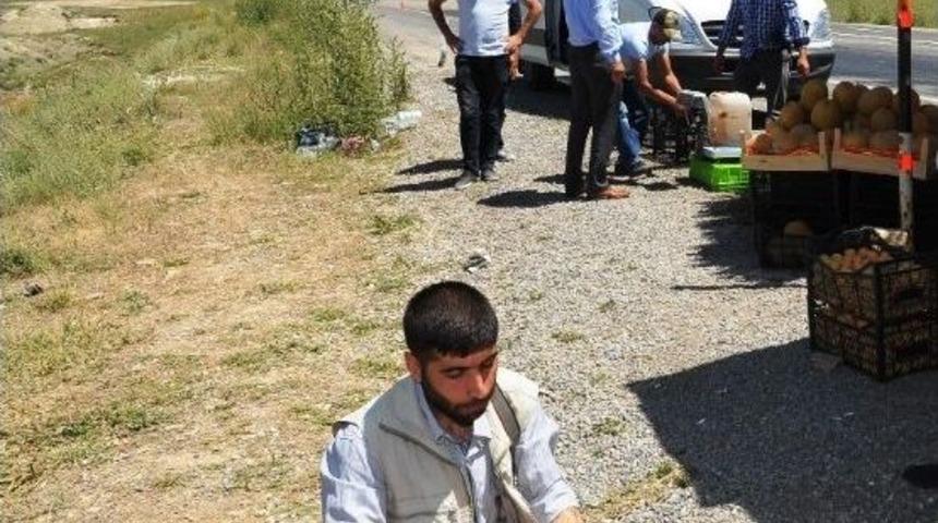 2225 Rakımda Meyve Satarak Ge&ccedil;imlerini Sağlıyorlar