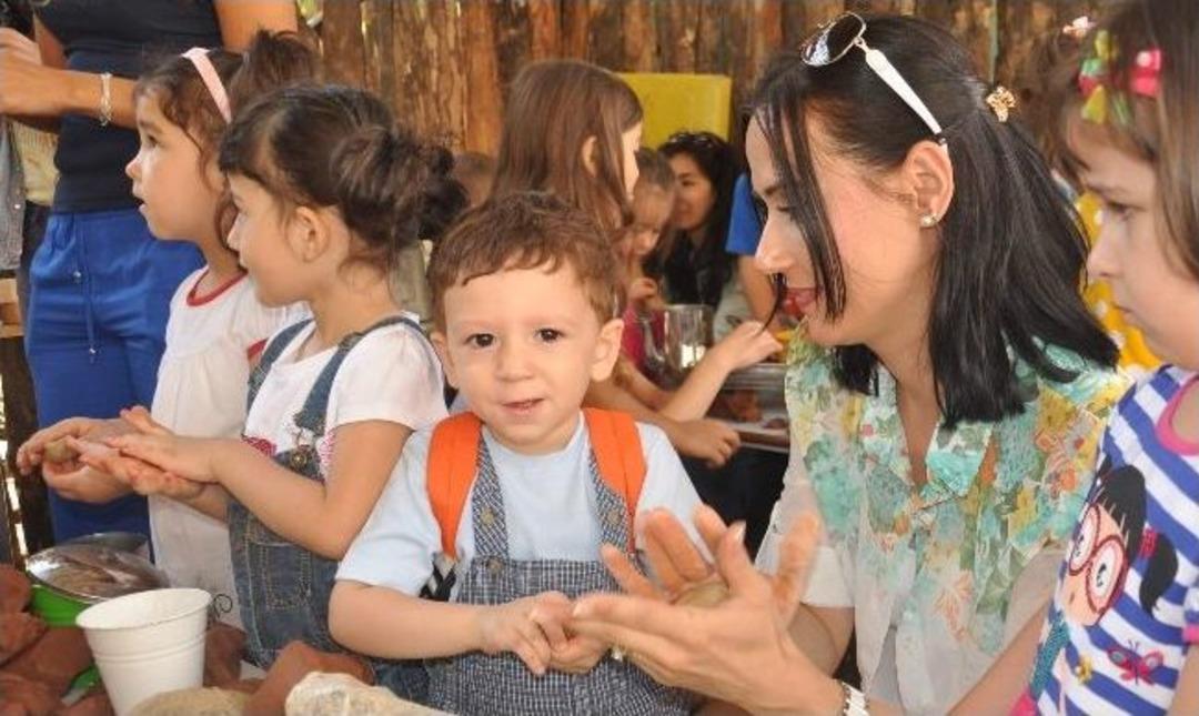 Anaokulu &Ccedil;ocukları Ve Yabancı Gen&ccedil;ler &Ccedil;amurda Oynadı