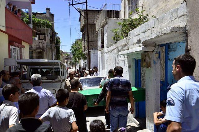 20 G&uuml;nl&uuml;k Bebek, Babasının Kucağından D&uuml;şerek &Ouml;ld&uuml; 1