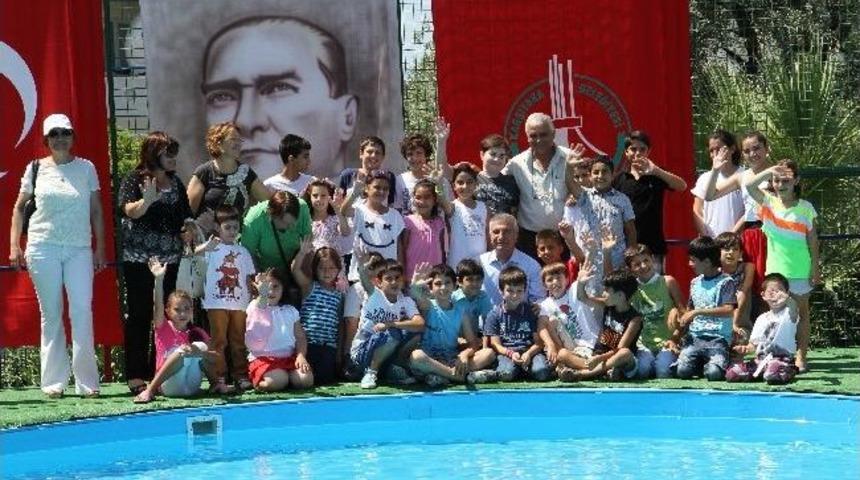 Karşıyakalı &Ccedil;ocukların Havuz Sevinci