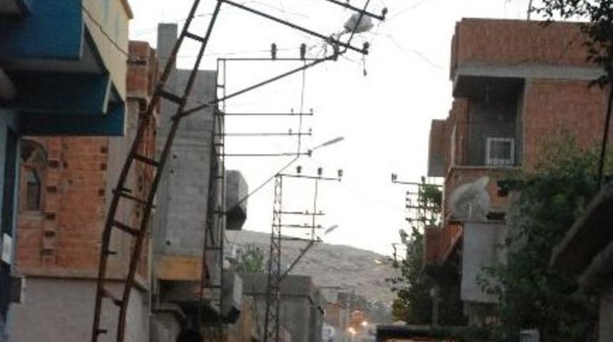 Elektirik Direkleri Tehlike Sa&ccedil;ıyor