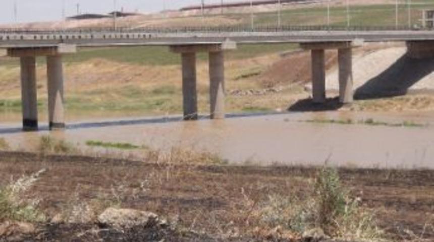 Dicle Nehri'nde Erkek Cesedi Bulundu